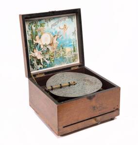 POLYPHON walnut cased music box with 2 discs, 19th Century. 16cm high, 26cm wide, 23cm deep