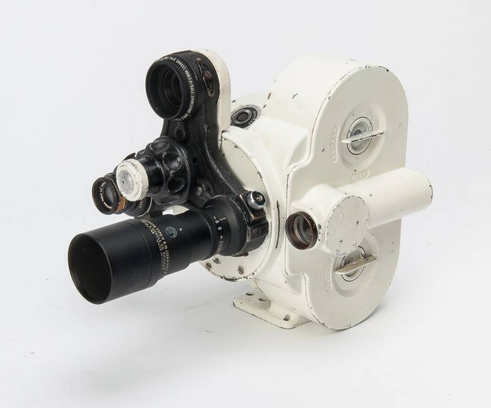 BELL & HOWELL (USA): Eyemo 35mm movie camera with both cranks and three  Eymax lenses -