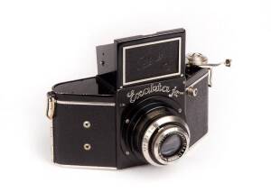 IHAGEE KAMERAWERK (Germany): Exakta Jr (type 4.1) 1936-39 camera serial no. 479986 with black body, Ihagee Anastigmat 7.3cm f3.5, hood with logo, lever wind and Vacublitz socket with 2 holes.