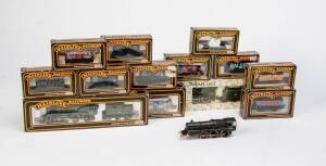 MAINLINE: OO scale collection of steam locomotives with tenders (3 different) plus 11 various freight cars and one electric loco. (15 items). Mainly in boxes.