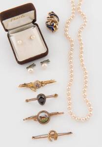 Assorted jewellery including 9ct gold brooches and pearl earrings.
