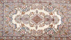 A fine quality Pakistan woollen carpet in the Tabriz style.&nbsp;155 x 90 cm