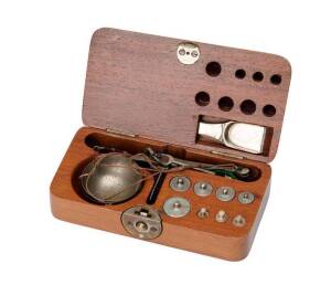 Diamond pocket balance scales in polished timber case, containing seven weight from 1 to 25 carats, late 19th Century