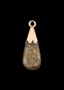 A gold quartz fob, rose gold mounted. Unmarked. Length 31mm.Provenance:  A private collection, Ballarat, specimen believed to be from Buninyong, Victoria.