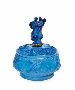 A blue malachite glass jewel box with dancing figures on the finial, Bohemian glass with gilt metal mount, circa 1930s. 13.5cm high
