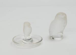 A crystal Lalique pin dish & an owl paperweight, 20th Century. Owl 9cm high