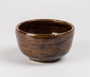 A Les Blakebrough brown glazed Australian pottery bowl signed LB. 13cm diameter