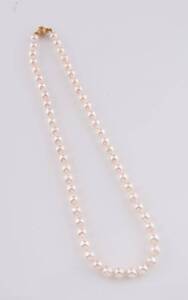 A cultured pearl necklace, average diameter 7mm.  9ct yellow gold clasp. Length 45cm. 