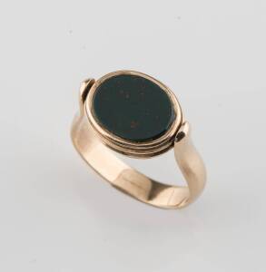 A swivel signet ring, set with  an oval bloostone. 9ct yellow gold. Ring size Q. 