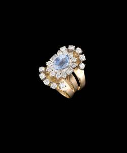 A sapphire and diamond ring suite, the central oval Ceylonese sapphire and diamond cluster with two fitted diamond bands. 18ct yellow gold. Weight 13.45 grams.  Ring size P.