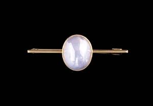 A star sapphire bar brooch, Yellow gold. Weight 4.79 grams. Length 3.7cm.