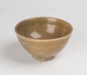 A Chinese celadon bowl, Yuan Dynasty (circa 13-14th Century). 14cm Diameter 