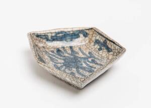 A Chinese blue & white pentagon dish with crackle glaze, late 19th early 20th Century. 11cm wide