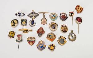 FOOTBALL CLUB BADGES/PINS, noted Carlton, Footscray (3), Melbourne 1964, St.Kilda, Clarence, East Ballarat 1947, Glenorchy, Golden Point, Golden Square (2), Hobart (2), Merino-Digby, Metropolitan Football League, North Hobart, Ormond, Penola, Pimpinio, Sa