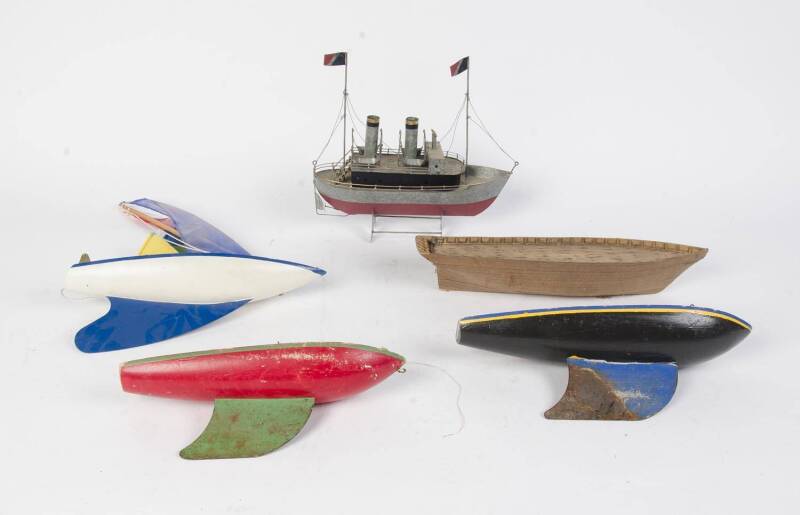 A group of 5 pond yachts and model boats. Longest 62cm