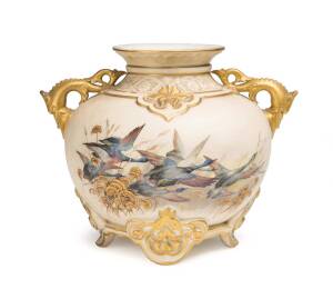 Royal Worcester porcelain vase decorated with ducks in flight, late 19th Century. 16.5cm 