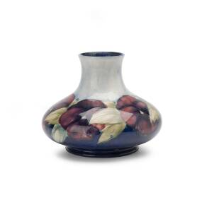 MOORCROFT "Pansy" pattern vase, circa 1920. 13cm