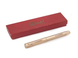 Dasi 9ct gold fountain pen in original red box, early to mid 20th Century