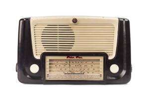 A large simulated walnut bakelite "Peter Pan" radio, first half 20th Century. 28cm high, 48cm wide, 18cm deep. 