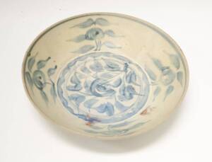 A Chinese blue and white Swatow dish, 17th Century. 26.5cm diameter