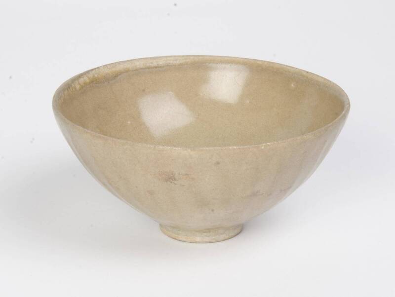 A Longquan-style celadon bowl. 13th-14th Century, 15.5cm diameter