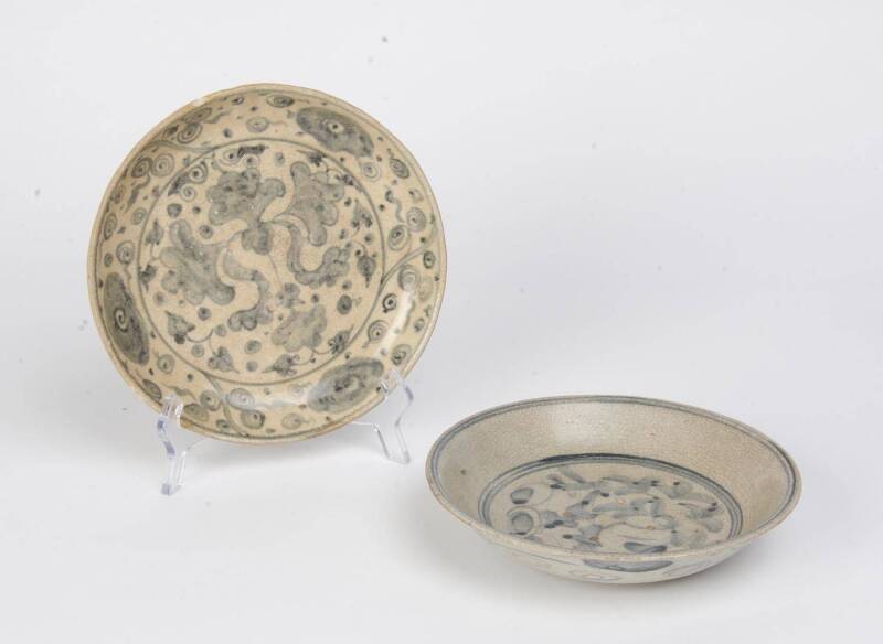 Two blue and white dishes, freely painted and with crackle glaze, 16-17th Century. 21cm and 20cm diameter