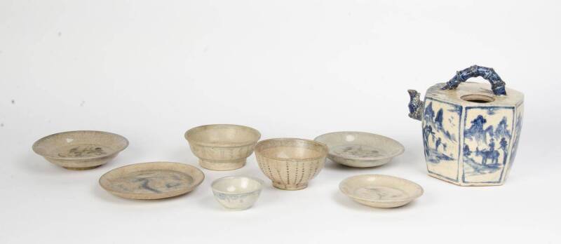 A group of four blue and white dishes (15-19cm), and three bowls (10-15cm), 16-17th Century; together with a large blue and white kettle (25cm)