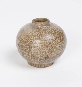 A Vietnamese ge-type jarlet, with a fine crackle grey-celadon glaze, circa 16th Century. 8cm high