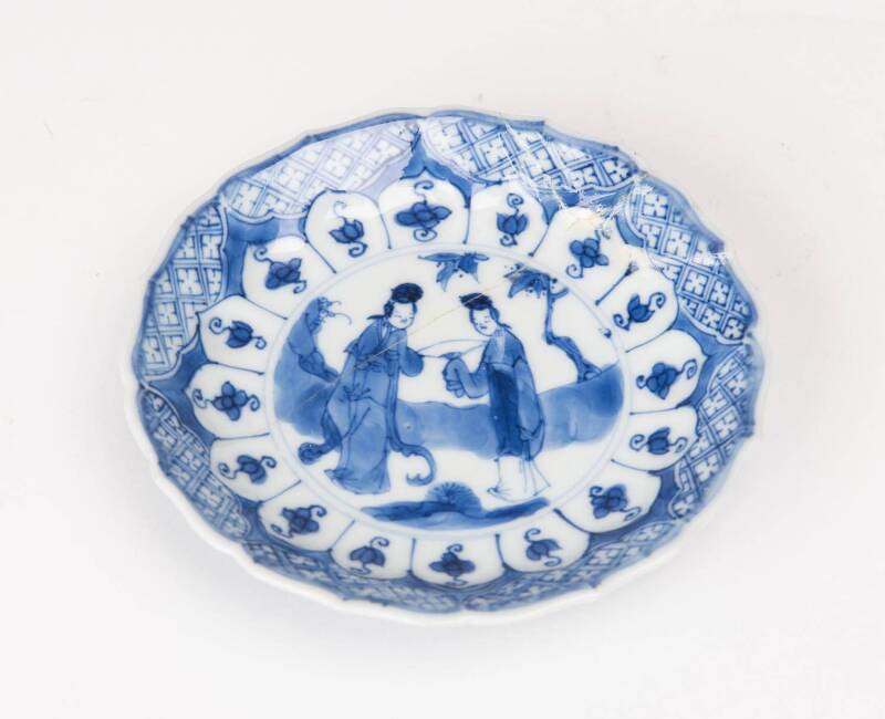 A small Chinese blue and white dish, 17th Century. 11cm diameter