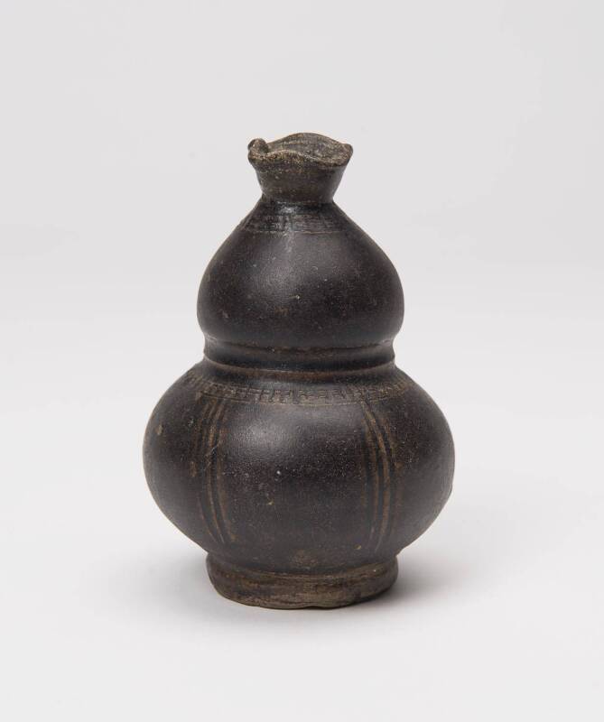 A rare Khmer double gourd bottle, 11th-12th century