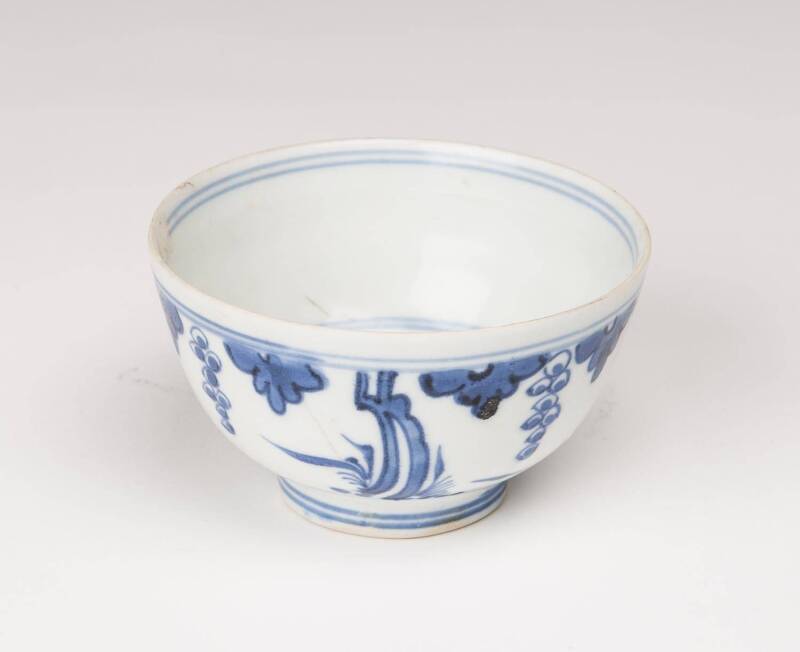 A Chinese blue and white bowl, Kangxi period, 17th Century, "Shangyu" mark to the base. 11.5cm diameter