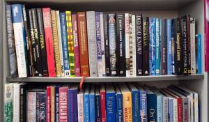General history books, coffee table books etc on themes such as castles, travel, art & science. (122 books approx)