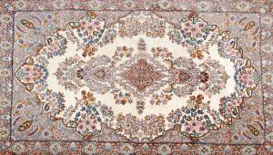 A fine quality Pakistan woollen carpet in the Tabriz style. 155 x 90 cm