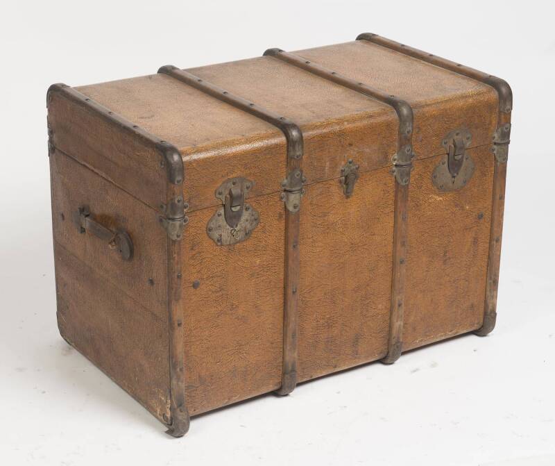 An antique travelling case. 