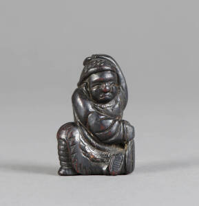 NETSUKE: Antique Japanese boxwood netsuke, mid 19th century. 6cm