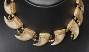 Tiger claw necklace: Set of 8 claws mounted in gold. Indian early 20th century. Some damage