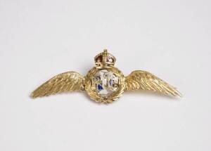 RFC SWEETHEART BROOCH: WW1 Royal Flying Corps sweetheart brooch, 15ct gold & enamel, following the style of the RFC Pilot's Wing badge. Good condition.