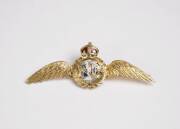 RFC SWEETHEART BROOCH: WW1 Royal Flying Corps sweetheart brooch, 15ct gold & enamel, following the style of the RFC Pilot's Wing badge. Good condition.