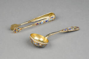 RUSSIAN SILVER: Sifting spoon & tongs decorated in cloisonne enamel & gold gilt. Moscow assay marks. Beautifully weighted, 114 grams. VG condition