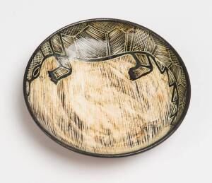 Carl Cooper (1917-1968) A wheel thrown glazed earthenware dish with sgraffito decoration of a lizard