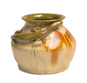 Remued Pottery A glazed earthenware vase decorated with an applied lizard