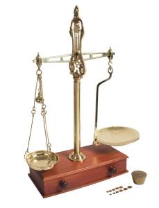 Bullion brass Beam Balance scales by W.&T. Avery of London mounted on a single cedar drawer. Pan stamped "E.8" and with crown. Together with 12 cup weights from 0.1oz to 20oz, 6 Avery lozenge grain weights from 10-120 grains Government stamped 1853/66 plu