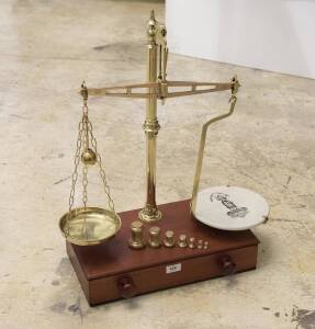 Avery brass beam balance scales mounted on cedar drawer with porcelain platter, 4lb capacity. 66cm
