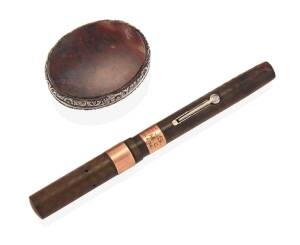 A fountain pen with gold mounts and a silver and agate snuff box. (2 items)