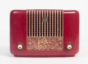 A vintage bakelite radio and a bakelite box.
