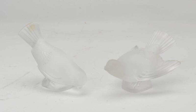 A pair of Lalique crystal birds, inscribed Lalique, France. The tallest 10cm