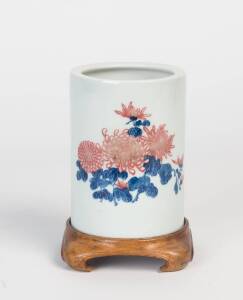 A Chinese porcelain brush pot decorated with underglazed blue and red, 20th Century. 14cm high