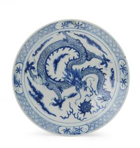 A pair of Chinese blue and white dragon dishes, late Qing dynasty. 29.4cm and 29.6cm diameter