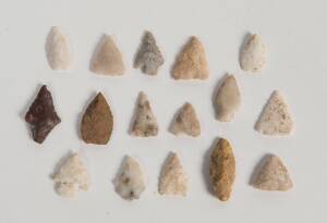 A collection of 54 stone & flint arrow heads & scrapers, Mexico & Southern USA origin including many pre Columbian examples.  