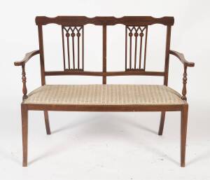 An Edwardian walnut parlor settee with string inlay. 114cm across the arms 